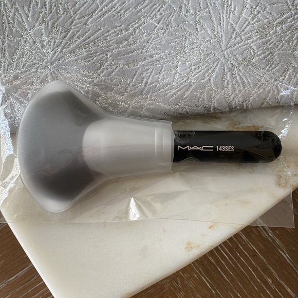 MAC 143SES Travel size face brush & Special Edition travel bag - Picture 5 of 15